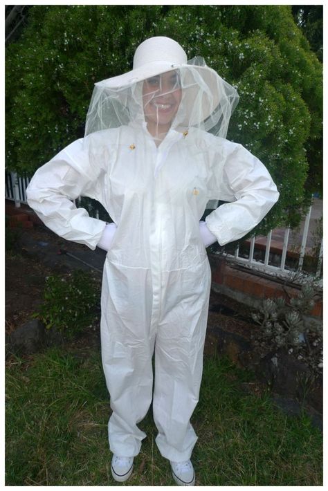 Beekeeper bee #costume Bee Keeper Costume, Bee Keeper Outfit, Bee Costume Diy, Beekeeper Costume, Bee Keeper Suit, Fair Garden, Bee Project, Future Costume, Bee Supplies