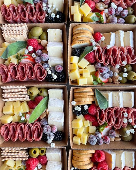 Picnic Charcuterie Box Ideas, Individual Charcuterie Box Ideas Diy, Picnic Boxes, Box Food, Charcuterie Lunch, Charcuterie Picnic, Picnic Box, Charcuterie Gifts, Small Platter