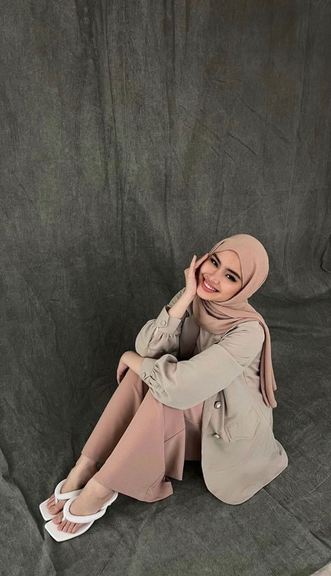 Hijab Model Poses, Hijab Model Photography Poses, Hijab Photoshoot Ideas Studio, Hijab Poses Photography, Hijab Photoshoot Ideas, Hijabi Photoshoot, Fashion Photoshoot Studio, Studio Photoshoot Ideas, Artsy Photography