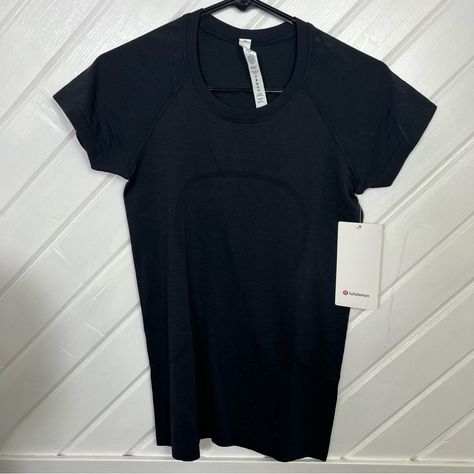 Lululemon Swiftly Tech Short Sleeve 2.0 Black Lululemon Shirts Aesthetic, Lululemon Black Swiftly Tech, Lulu Swiftly Tech Short Sleeve, Lululemon Size 2, Swiftly Tech Outfit, Vintage Hoodies Aesthetic, Lululemon Clothes, Lululemon Stuff, Lulu Tops