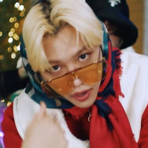 Felix Skz Christmas, Felix Christmas Pfp, Felix Stray Kids Christmas, Felix Christmas Icon, Felix Christmas Eve, Skz Christmas Icons, Kpop Christmas Icons Stray Kids, Christmas Evel Skz, Christmas Evel Stray Kids