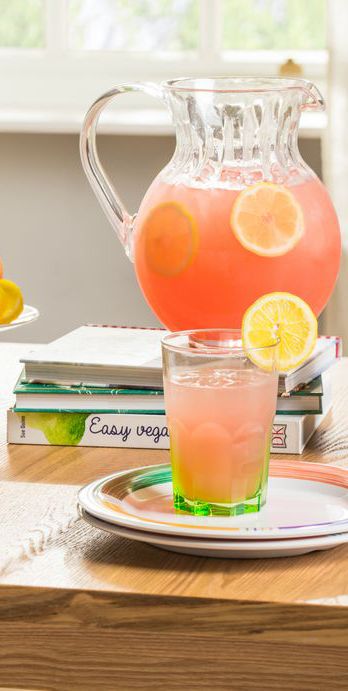 Lemonade jug in the kitchen Jug Aesthetic, Bday Drinks, Clear Aesthetic, Pink Board, Mini Pool, Party Dinner, Dream Spaces, Bday Party, Punch Bowl