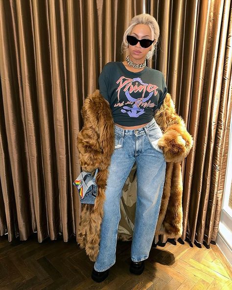 #Beyoncé posed for the 'Gram in #MaisonMargiela jeans paired with a #Prince tee, a @fearofgod fur coat, and a #Balenciaga pride flag bag.… | Instagram Beyoncé Instagram, Beyonce Inspired Outfits, Beyonce Street Style, Beyonce Instagram, Prince And The Revolution, Beyonce Outfits, Beyonce Knowles Carter, Beyonce Style, Beyoncé Giselle Knowles-carter