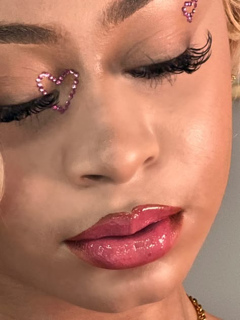 Eye Makeup With Ringstones, Makeup With Diamonds Eye, Eye Makeup Ideas Rhinestones, Jewels On Face Rhinestones, Concert Jewel Makeup, Taylor Swift Heart Makeup, Rhinestone Eye Makeup Hooded Eyes, Face Gems Designs, Jewels On Eyes Makeup