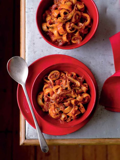 A red bowl with Christmas Eve calamari--calamari, onion, garlic, red pepper flakes in a tomato sauce Rustic Italian Bread, Feast Of The Seven Fishes, Holiday Entertaining Food, Calamari Recipes, Seven Fishes, Italian Dinner Recipes, Stewed Tomatoes, One Fish, Christmas Dishes