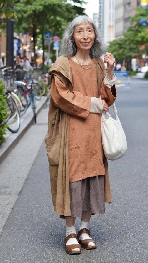 Old Women Clothes, Full Body Portrait Photography, Japan Street Style Women, Body Portrait Photography, Japanese Style Aesthetic, Japanese Clothing Style, Japan Street Style, Full Body Portrait, Body Portrait