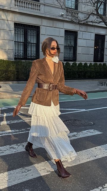 𝒟𝒶𝓃𝒾𝑒𝓁𝓁𝑒 𝐵𝑒𝓇𝓃𝓈𝓉𝑒𝒾𝓃 on Instagram: "uptown 🤍" Italian Country Outfit, Boho Chic Skirt, Brown Monotone Outfit, Autumn Country Outfits, Western Chic Aesthetic, Elevated Western Fashion, Country Chic Outfits Dressy, Boho Chic Winter Outfits, Outfits With Belts