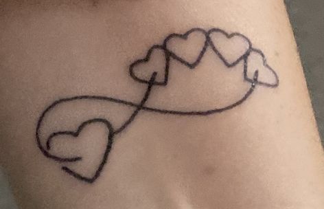 4 Hearts Tattoo, Mummy Tattoo, Family Heart Tattoos, Mommy Daughter Tattoos, Tatoo Dog, Tattoo Thoughts, Infinity Tattoo Designs, Tarot Tattoo, Heart Tattoos