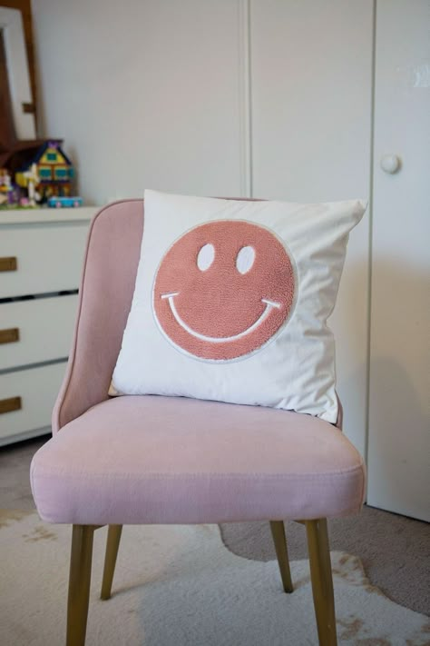 Preppy Furniture, Smiley Pillow, Smiley Face Pillow, Preppy Smiley Face, Smiley Face Pillows, Preppy Pillows, Throw Pillows Dorm, Room Preppy, Preppy Bedroom Decor