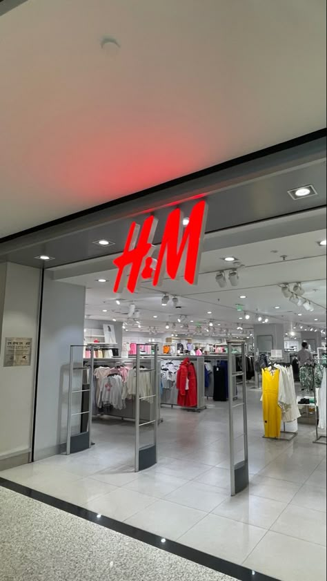 h&m fashion H M Store, H&m Store Aesthetic, Fake Shopping Snaps Story, H M Aesthetic Store, H And M Snap, H M Snapchat Story, Shopping Fake Snap, H&m Clothing Store, Fake Snapstreak