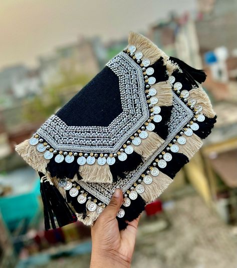 Handmade Bags Boho, Boho Clutch Bag, Diy Purses, Bohemian Clutch, Embroidered Clutch Bag, Sling Bags Women, Diy Earrings Easy, Hippie Purse, Stylish School Bags