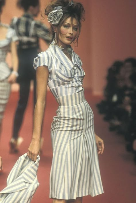 Nature Dresses, Model Runway, 90s Runway Fashion, Runway Fashion Couture, Vintage Runway, Runway Outfits, Carla Bruni, Gisele Bündchen, Runway Models