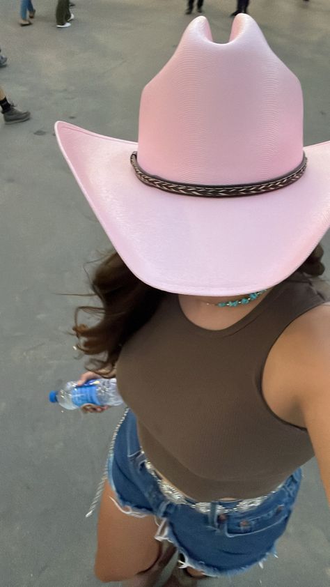 Pink Cowgirl Outfit Ideas, Pink Tejana, Girly Western Aesthetic, Pink Cowgirl Hat Outfit, Pink Vaquera Outfit, Cow Girl Hat Aesthetic, Pink Cowboy Hat Outfit, Pink Cowboy Hat Aesthetic, Pink Rodeo Outfit