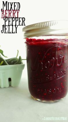 Peppers Growing, Pepper Jelly Recipes, Preserving Recipes, Jelly Sweet, Jalapeno Jam, Jalapeno Jelly, Hot Pepper Jelly, Jam Recipes Homemade, Holiday Appetizer