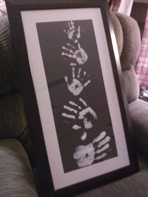 Family Tree Hand Print. Using black poster board, white paint for the hand prints and a white marker to write who is who and the month and year it was made. Placed in a black frame with a white mat. Hand Print Art, Family Hand Prints, Diy Gifts For Grandma, Diy Christmas Presents, Diy Bebe, Hand Prints, Kids Crafting, Footprint Art, Navidad Diy