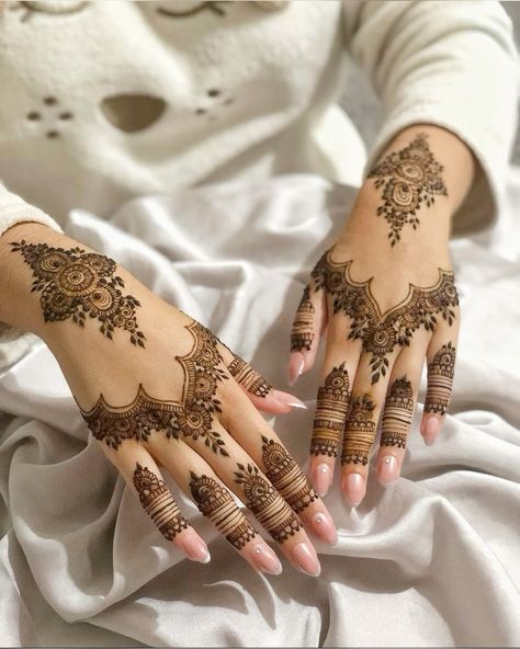 Aesthetic Simple Mehendi Designs For Eid, Eid Henna Designs Aesthetic, Back Hand Mehndi Designs For Eid, Pretty Mehndi Designs For Eid, Aesthetics Mehendi Designs, Mehndi For Eid Aesthetic, Eid Mehndi Designs Aesthetic Simple, Aesthetic Eid Mehndi Designs, Aesthetic Eid Mehndi