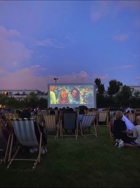 Rooftop Movie, Canada Vibes, Rooftop Cinema, Film Night, Outdoor Cinema, Movie Night Party, Perfect Movie, Mama Mia, Drive In Movie