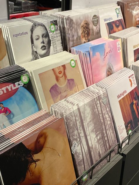 Music Harry Styles, Harry Styles Taylor Swift, Taylor Swift Cd, Vinyl Aesthetic, Estilo Taylor Swift, Vinyl Cd, Vinyl Music, Taylor Swift Songs, Long Live Taylor Swift