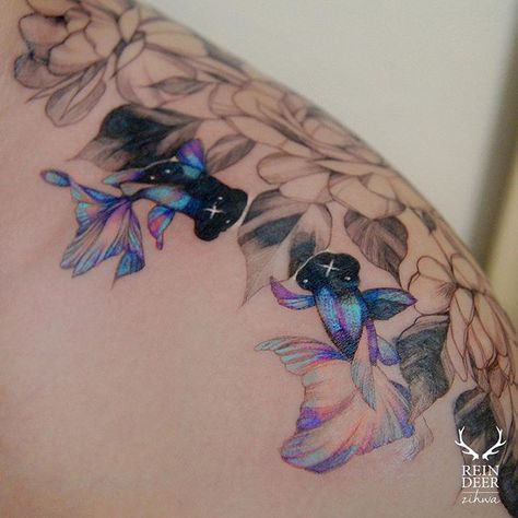 Cover up Gold Tattoo Ink, Rose Gold Tattoo, Betta Fish Tattoo, Goldfish Tattoo, Surreal Tattoo, Kunst Tattoos, Disney Tattoo, Mermaid Tattoos, Fish Tattoo