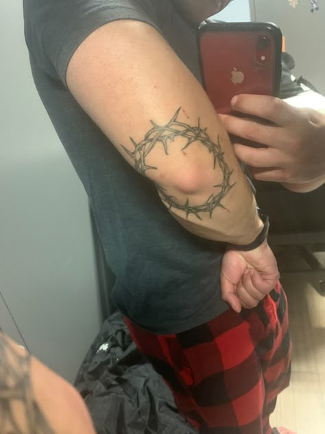 Traditional Crown Of Thorns Tattoo, Crown Of Thorns Tattoo Around Elbow, Thorns Elbow Tattoo, Ring Of Thorns Tattoo, Thorne Crown Tattoo, Tattoo Crown Of Thorns, Thorns Crown Tattoo, Thorn Circle Tattoo, Elbow Thorn Tattoo