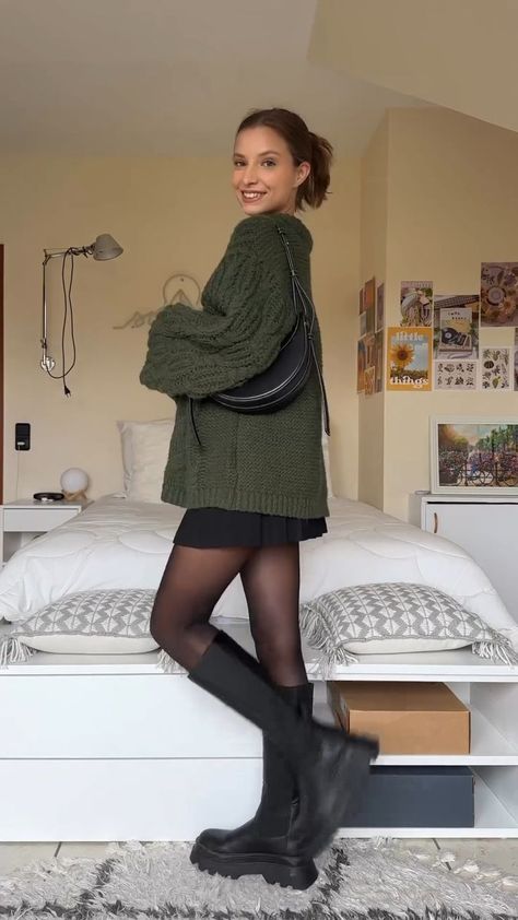 Green Skirt Winter Outfit, 2024 Ootd, Rok Outfit, Look Boho Chic, Sixth Form, Mode Tips, Looks Pinterest, Date Outfit, Winter Fashion Outfits Casual