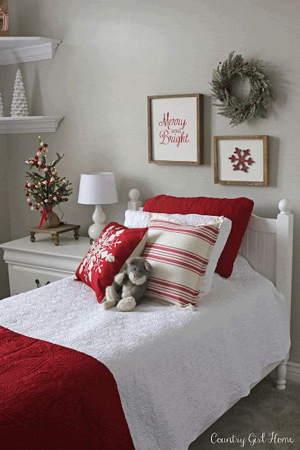 Kids Christmas Bedroom, Country Girl Home, Romantic Bedroom Design, Sons Room, Holiday Bedroom, Christmas Thoughts, Holiday Room, Christmas Bedding, Diy Christmas Decorations