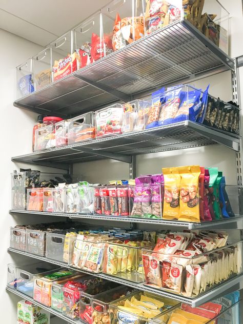 Classroom Snack Bar Ideas, Storing Chips In Pantry Storage Ideas, Cracker Organization, Snack Bar Organization, Pantry Candy Storage, Office Snack Organization, Kitchen Snacks Organization, Snack Shelf Organization, Healthy Snack Pantry