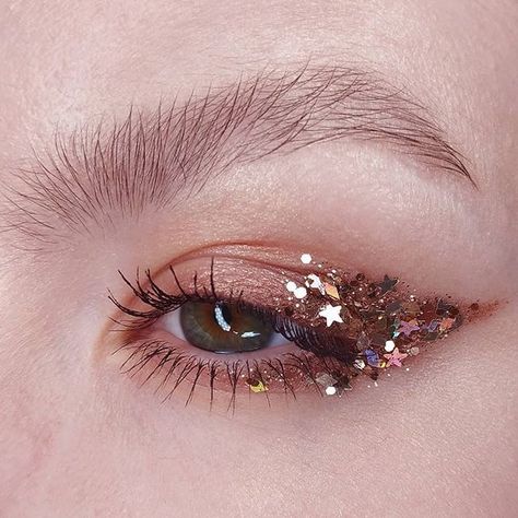 Star glitter makeup Inspo. #MakeUp #Stars #EyeMakeup Glitter Face Makeup, Mekap Mata, Glitter Face, Glitter Eye Makeup, Smink Inspiration, Makeup Hacks, Eye Makeup Art, Glitter Eyes, Editorial Makeup