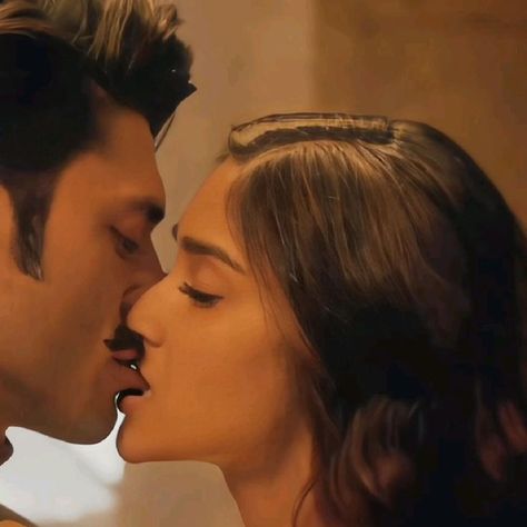 Actress Kiss, Kissing Scene, Ileana D Cruz, Image Couple, Romantic Couple Kissing, Romantic Kiss, Actress Without Makeup, Romantic Videos Couples, Video X