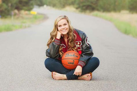 Ball Pictures, Senior Picture Poses, Basketball Senior Pictures, Ball Photography, Sport Portraits, Senior Pictures Sports, Basketball Photos, Senior Shirts, Oufits Casual