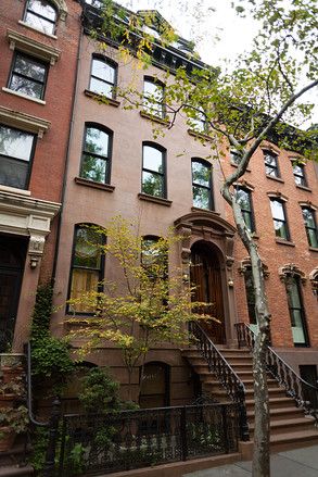 Carrie Bradshaw Apartment, Brooklyn Heights, Row House, Greenwich Village, Nyc Apartment, West Village, City Apartment, Concrete Jungle, Carrie Bradshaw