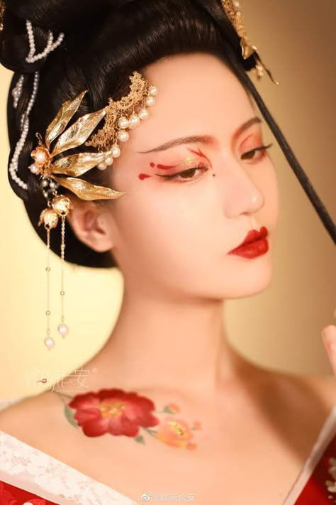 Japanese Make Up Traditional, Chinese Dynasty Makeup, Geisha Makeup Tutorial, Chinese Red Makeup, Geisha Inspired Makeup, Chinese Hanfu Makeup, Hanfu Makeup Tutorial, Chinese New Year Makeup Look, Geisha Makeup Modern