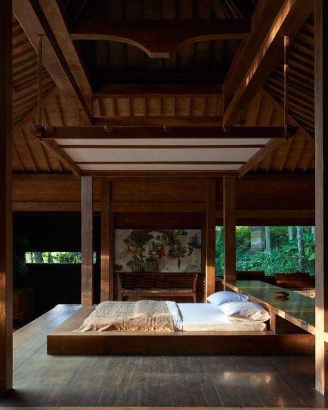 joglo vernacular house reassembles as indigo dyeing studio in bali Indigo Painting, Vernacular House, Alaska Cabin, Architecture 101, Indigo Dyeing, Villa Bali, Tropical Architecture, Weekend House, Traditional Home