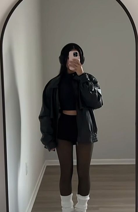 Black Tights Outfit Spring, Biker Shorts Winter Outfit, High Visual Weight Outfit, Black Fitted Shirt Outfit, Clean Grunge Aesthetic, Stylish Black Outfits, Outfit Inspo Green, Black Outfits For Women, Black Outfit Ideas