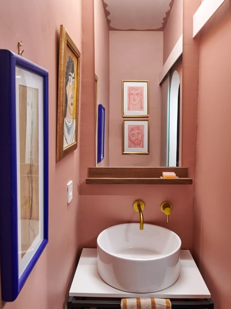 Pink Wc, Bright Color Bathroom, Architectural Digest Bathroom, Colourful Bathroom Ideas, Colorful Toilet, Toilet Inspiration, Modern Bathroom Colours, Color Toilet, Beautiful Toilet