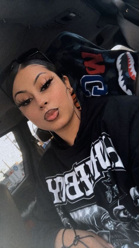 Cholo Boys, Chicana Makeup, Chola Aesthetic, Chola Makeup, Latina Makeup Looks, Chica Chola, Gangsta Girl Style, Chola Girl, Gangster Style