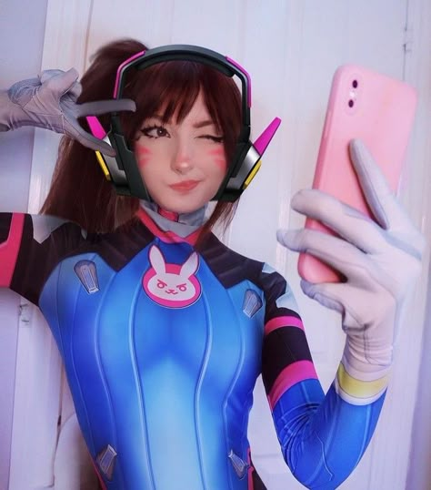 Diva Cosplay Overwatch, D Va Cosplay Makeup, Dva Cosplay Makeup, Dva Costume, Costume Ideas For Brunettes, Brunette Cosplay, Hot Costume Ideas, Easy Cosplay Costumes, Everything Fashion