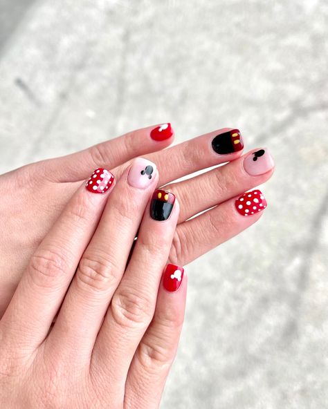 Disney Manicure Ideas For Short Nails, Disney Nail Ideas Simple, Mickey And Minnie Nails, Minnie Inspired Nails, Easy Disney Nails, Minnie Nails, Minnie Nails Simple, Minnie Manicure, Minnie Mouse Nail Art Red