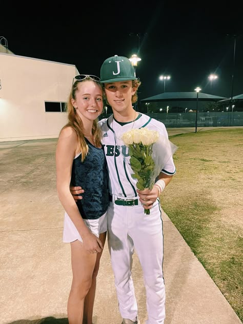 Baseball Bf And Gf Pics, Baseball Gf Outfits, Baseball Relationship Goals, Baseball Girlfriend Outfits, Cute Baseball Couples, Baseball Gf, Baseball Bf, Baseball Boyfriend, Baseball Couples