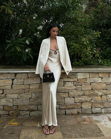 high fashion: long white silky dress. white coat, birkin bag.
event dress, gala dress.
kelsey merritt, a model Kelsey Merritt, Casual Chic Summer, Effortlessly Chic Outfits, Outfit Look, Looks Chic, Elegant Outfit, Parisian Style, Luxury Outfits, Old Money