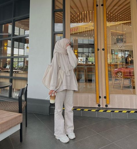 Hijabi Sweatshirt Outfit, Sweatshirt Outfit Hijab, Halal Outfit, Coffee Run Outfit, Flare Pants Outfit, Mix And Match Outfits Hijab, Run Outfit, Long Sleeve Shirt Outfits, Outfit Hijab Casual