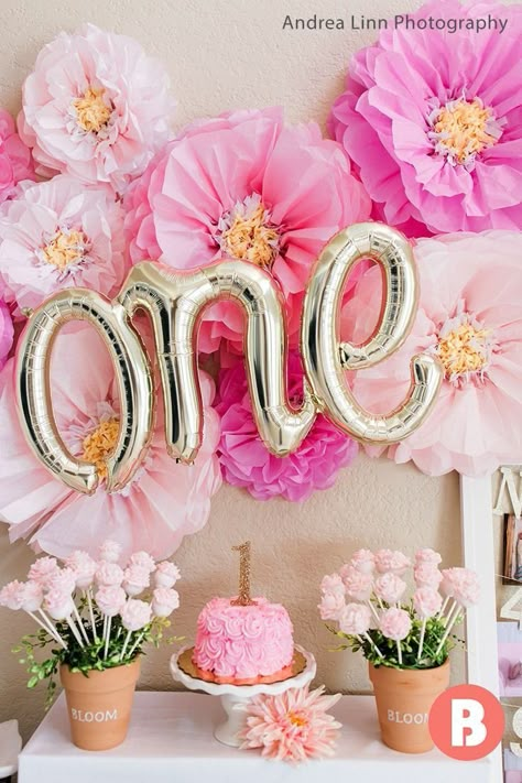 Baby has only one first birthday—so you want to make that party count. Get started here with this step-by-step planning guide. Shower Organisation, Pinterest Baby, Flower Birthday Party, 1st Birthday Party For Girls, Gold First Birthday, Floral Birthday Party, Surprise Baby, Cadeau Baby Shower, Amazon Baby