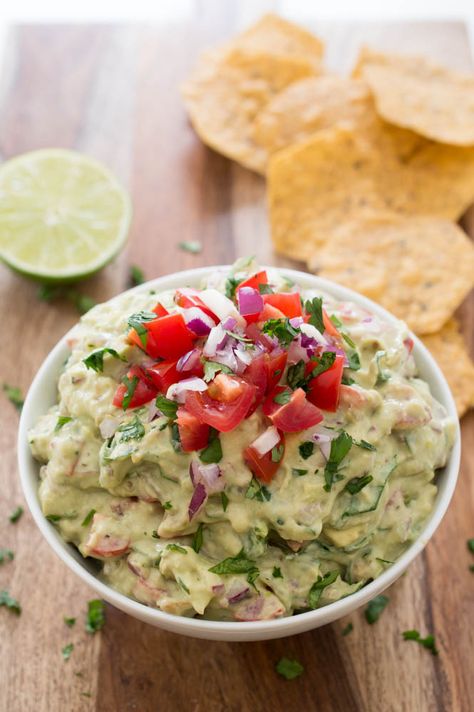 Healthy Greek Yogurt Guacamole Greek Yogurt Guacamole, Guacamole Recipes, Chef Savvy, Pastas Recipes, Healthy Appetizer, Healthy Greek Yogurt, Guacamole Recipe, Diet Vegetarian, Coconut Yogurt