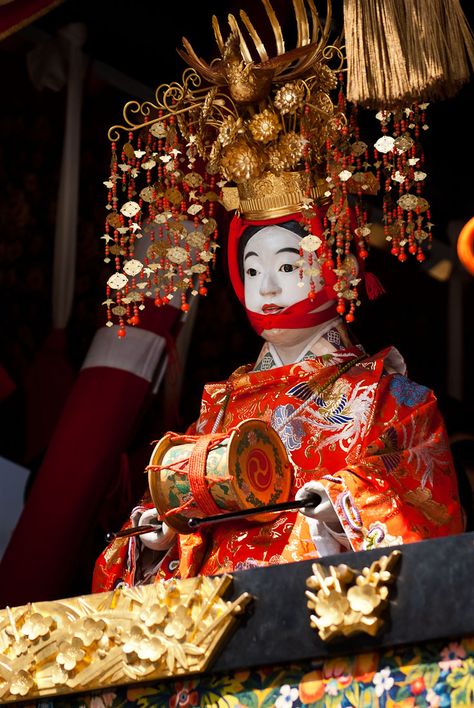 You can distinguish Kanko Hoko from the other floats in Gion Matsuri because it features a doll of a Chinese warlord at the front. Yama Hoko Junko (the parade of floats) is the main event of the festival, held every July 17 in Kyoto. Japanese Maiko, Gion Matsuri, Summer In Japan, Matsuri Festival, The Kimono Gallery, Kimono Gallery, Ancient Japan, Japanese Festival, Heian Period