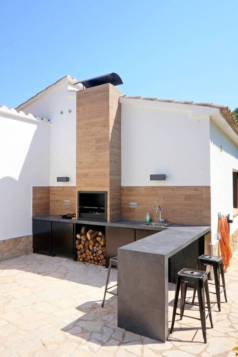 Barbacoa de diseño - Mediterráneo - Patio - Otras zonas - de Construccions Cristinenques | Houzz Small Outdoor Bar, Outdoor Kitchen With Fireplace, Barbacoa Exterior, Patio Bar Ideas, Zona Bbq, Outdoor Barbeque Area, Backyard Kitchen Ideas, Outdoor Bar And Grill, Outdoor Kitchen Lighting