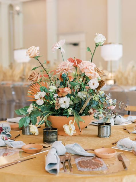 This modern earth-tone wedding at the iconic Atlanta History Center is filled to the brim with earthy florals and lots of texture. Earthy Tone Wedding Decor, Earthy Summer Wedding Colors, Earth Tone Florals, Terracotta Pot Centerpiece, Earth Tone Wedding Theme, Rancho Wedding, Round Table Centerpieces, Dreamy Backdrop, Earth Tone Wedding