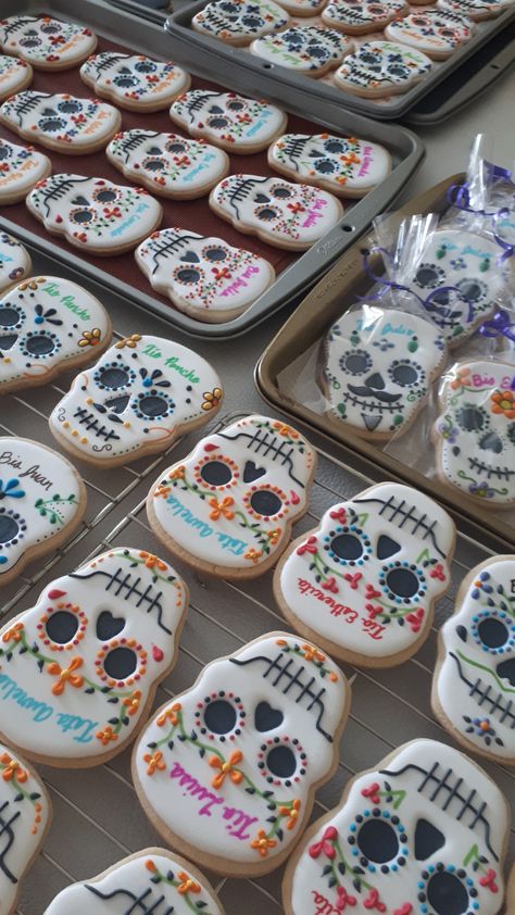 Skull Sugar Cookies Decorated, Galletas Halloween, Cookie Techniques, Skull Cookies, Halloween Cake Decorating, Baking Art, Cutout Sugar Cookies, Día De Muertos, Creative Cookies