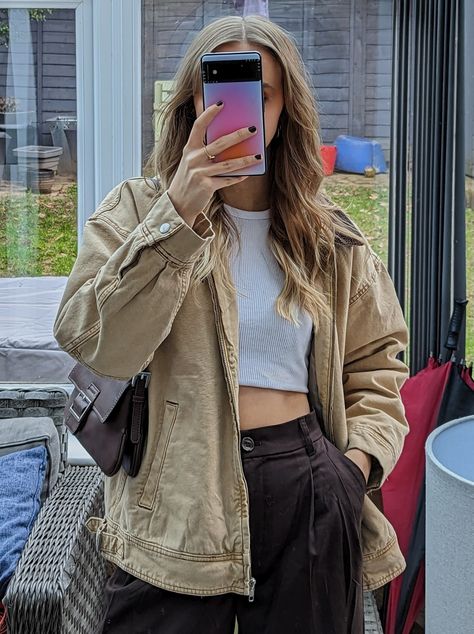 Light Brown Denim Jacket Outfit, Beige Carhartt Jacket Outfit, 90s Jacket Outfits, Tan Jacket Outfit Women, Beige Denim Jacket Outfit, Light Brown Jacket Outfit, Tan Jacket Outfit, Carhartt Women's Outfit, Beige Jacket Outfit