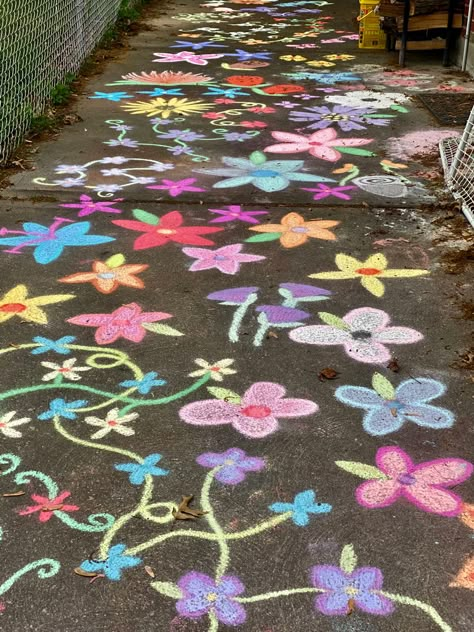 #FlowersFlowersFlowers #FlowerPower #SidewalkChalk #OutdoorActivities #Springtime #SummerFun Chalk Flowers, Street Chalk Art, Fun Chalk Art, Chalk Ideas, Chalk Design, Chalk Wall, Sidewalk Chalk Art, Sidewalk Art, Chalk Drawings