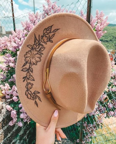 Woodburning On Hats, Wood Burn Cowboy Hat, Wood Burning On Hats, Wood Burned Hats Women, Pyrography On Hats, Wood Burning Hat Ideas, Wood Burned Hats, Pyrography Hats, Burn Hats